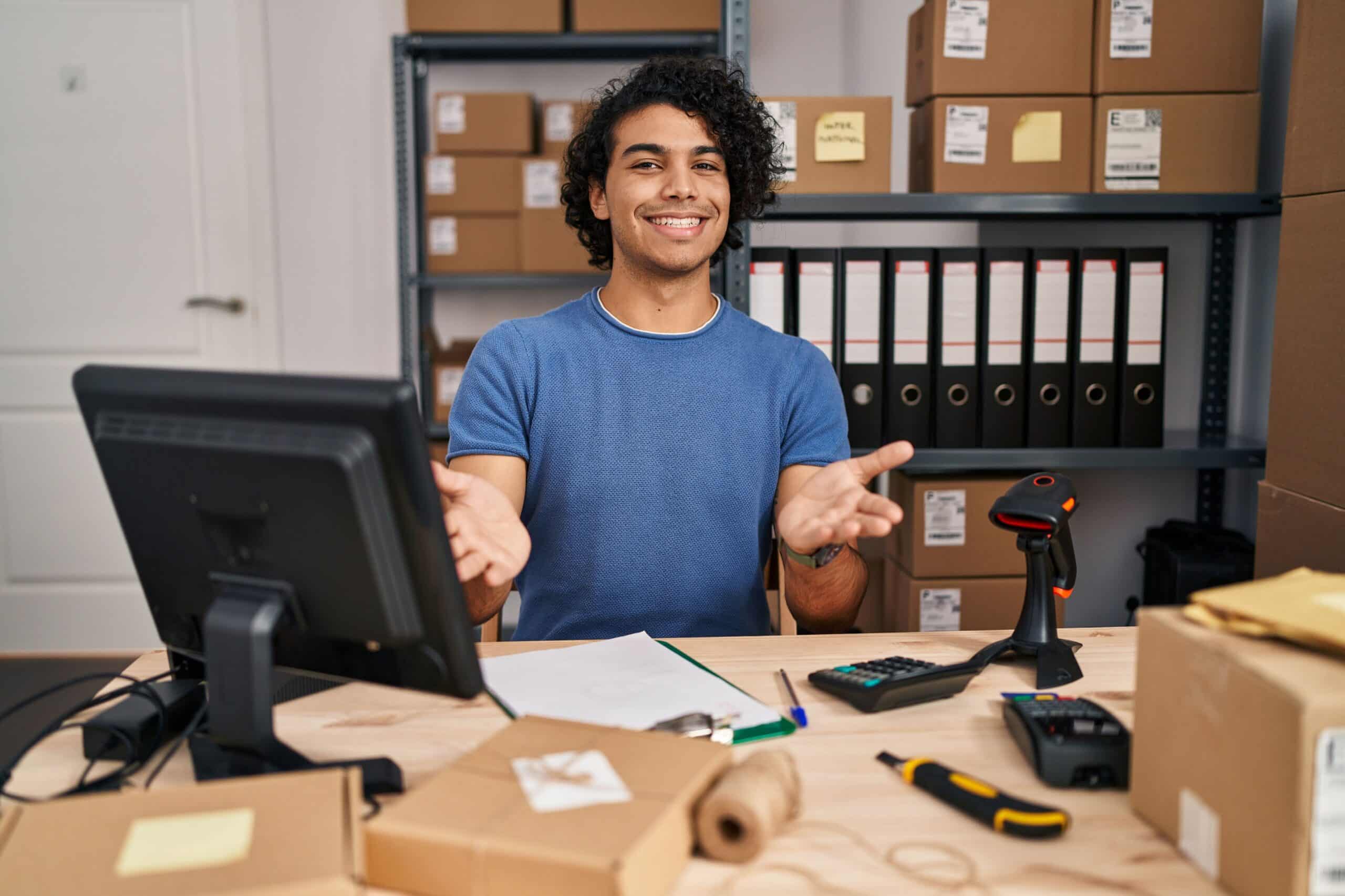 Ein Mann arbeitet im Paketshop