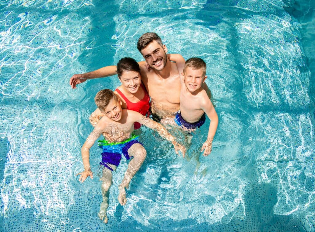 Eine Familie im Pool