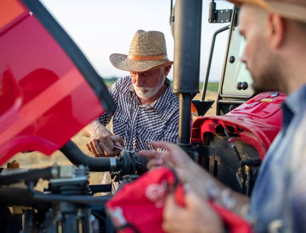 Landwirte, die an einem Traktor arbeiten