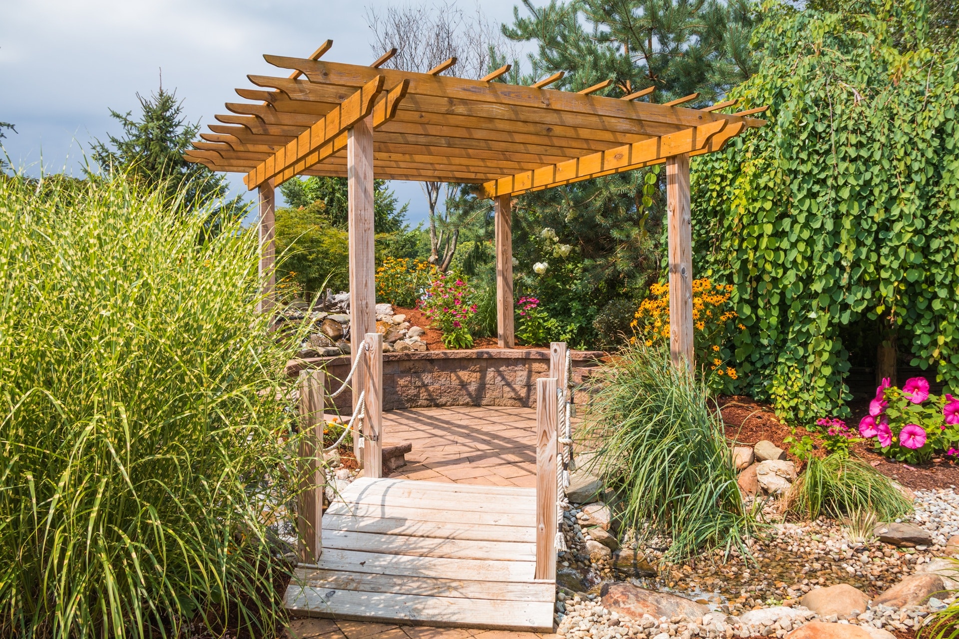 Gartenstecker Rost Pergola und Blumen