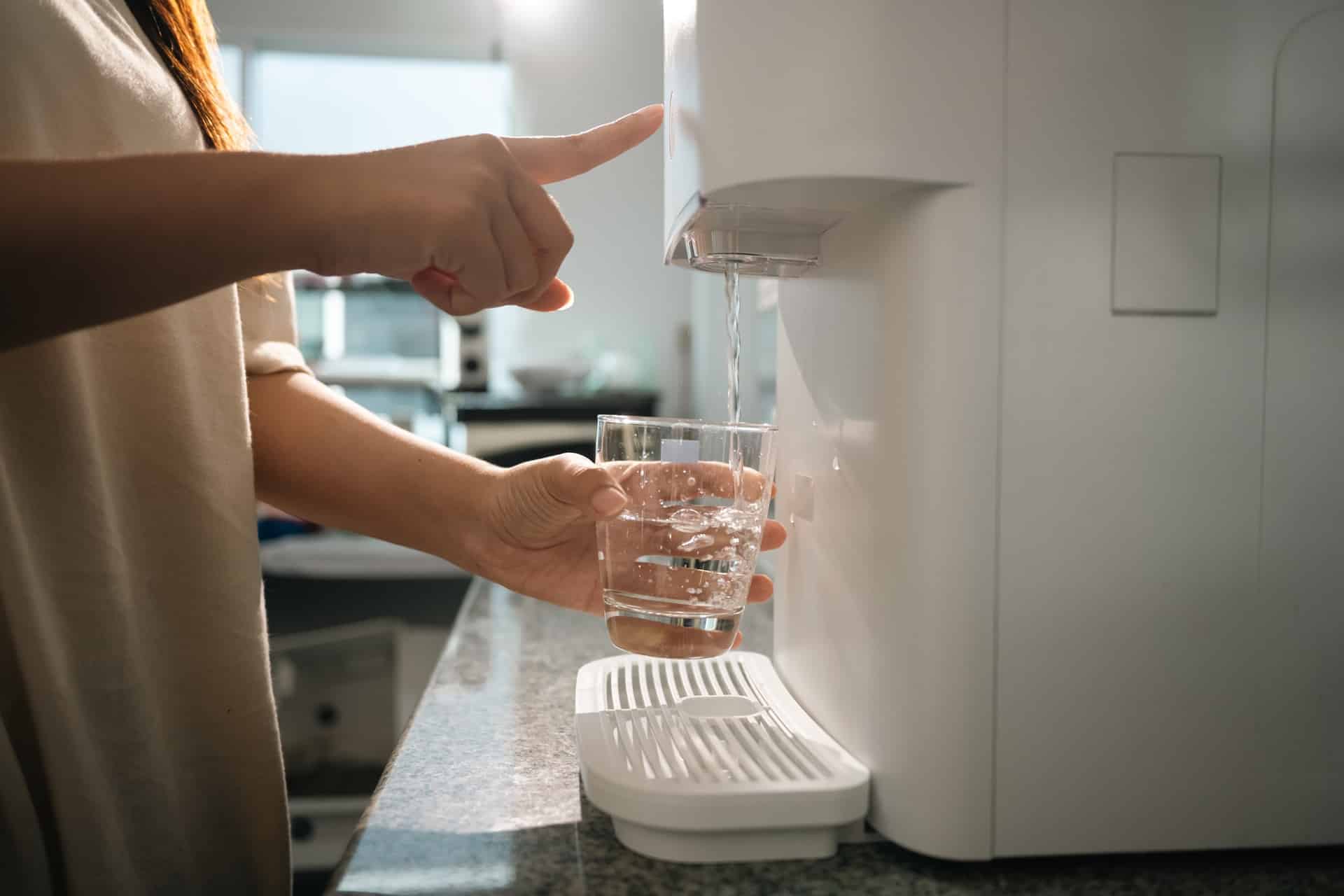 Wasser zapfen mit Filtersystem | Osmose Wasserfilter