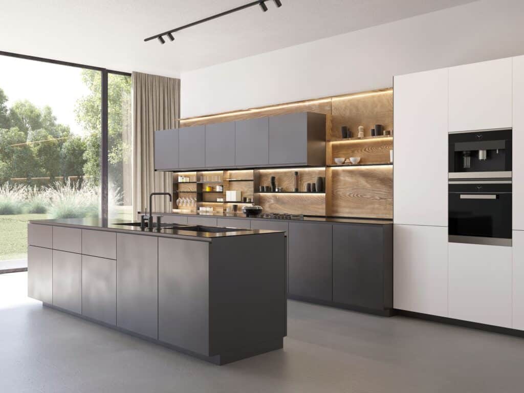 Kuechendesign mit dunklen Fronten, Holzrueckwand und Kochinsel – minimalistisch und modern