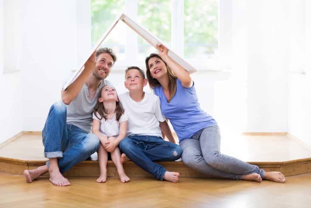 Familie unter symbolischem Dach | Photovoltaikanlage Gera