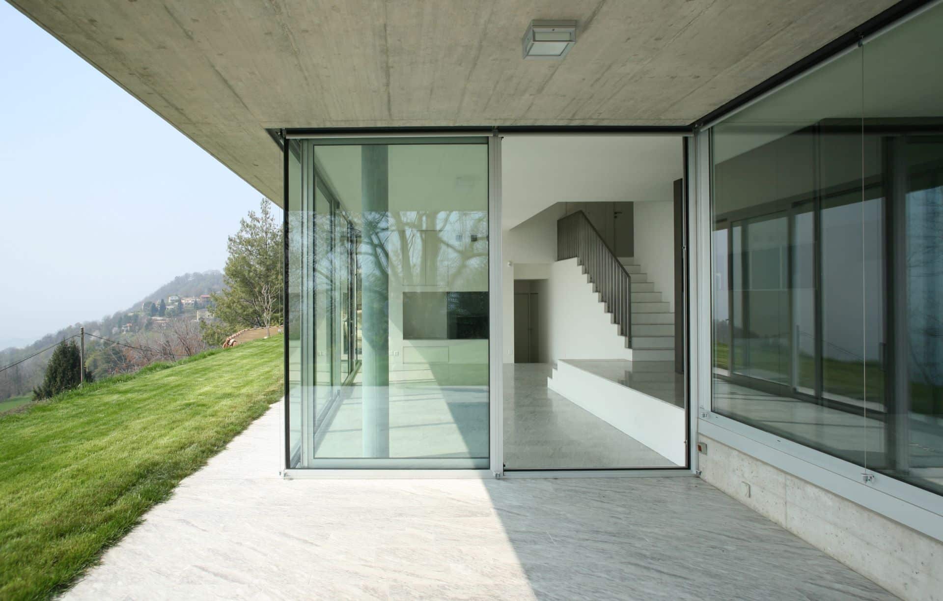 Glasfront mit Blick ins moderne Haus