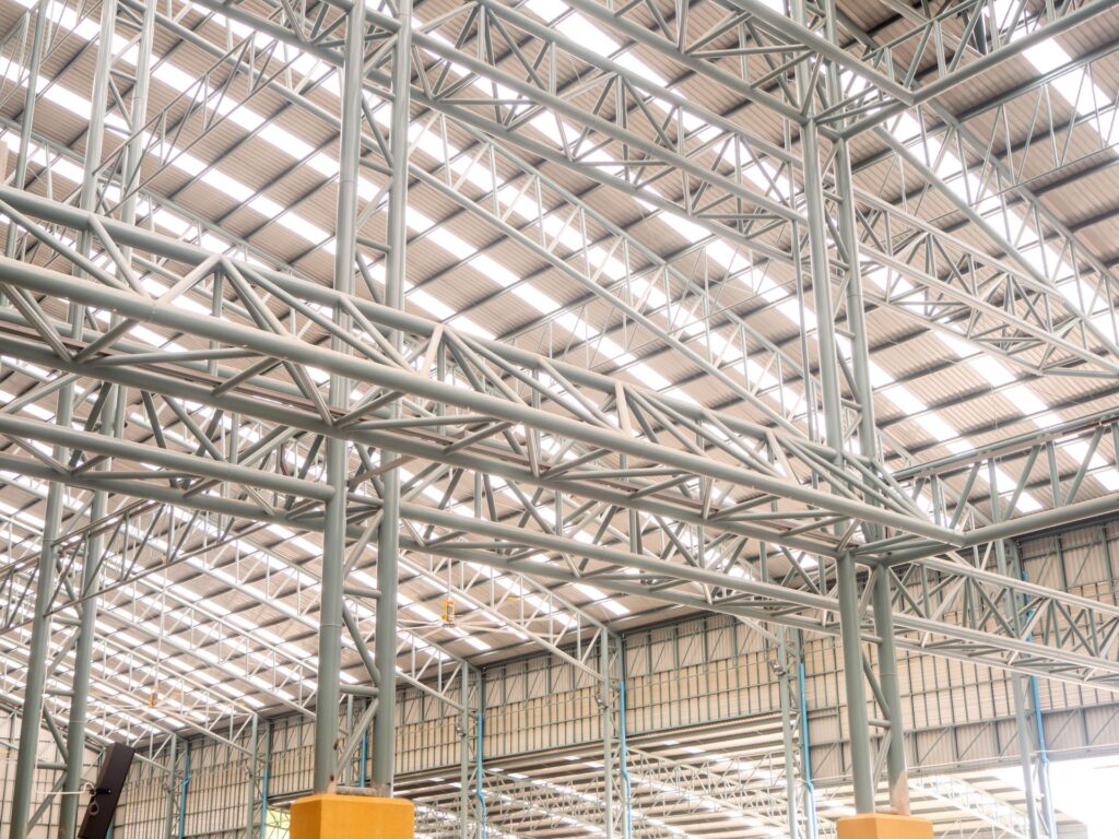 Detailansicht einer modularen Stahltragkonstruktion in moderner Industriehalle mit Tageslichtdach